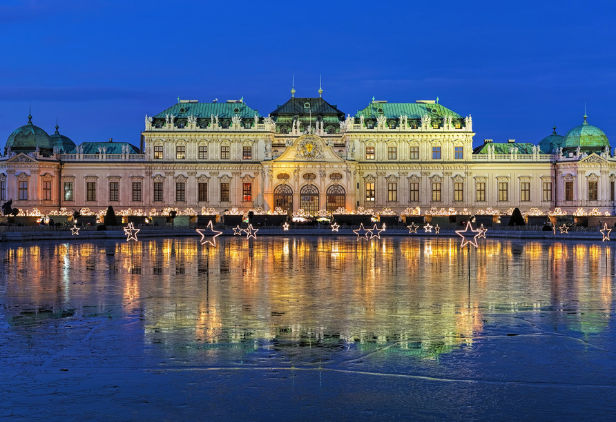 Am Belvedere Palace erwartet Sie ein Weihnachtsdorf, das mit seiner märchenhaften Kulisse begeistert.