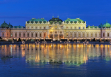 Am Belvedere Palace erwartet Sie ein Weihnachtsdorf, das mit seiner märchenhaften Kulisse begeistert.