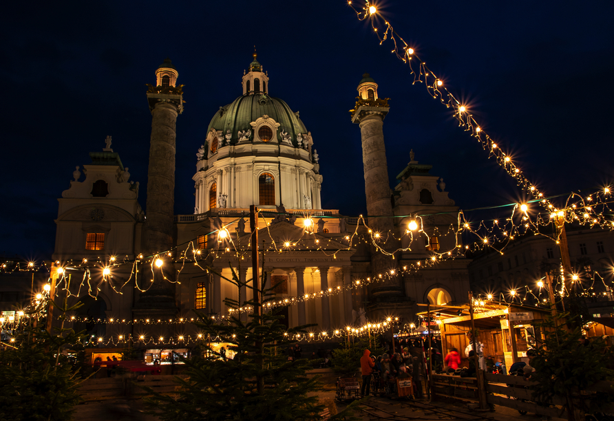 Mitten in Wien lädt der Adventmarkt am Karlsplatz zu einem sinnlichen Erlebnis ein, das durch Kunst, Kulinarik und festliche Stimmung begeistert.