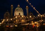 Mitten in Wien lädt der Adventmarkt am Karlsplatz zu einem sinnlichen Erlebnis ein, das durch Kunst, Kulinarik und festliche Stimmung begeistert.