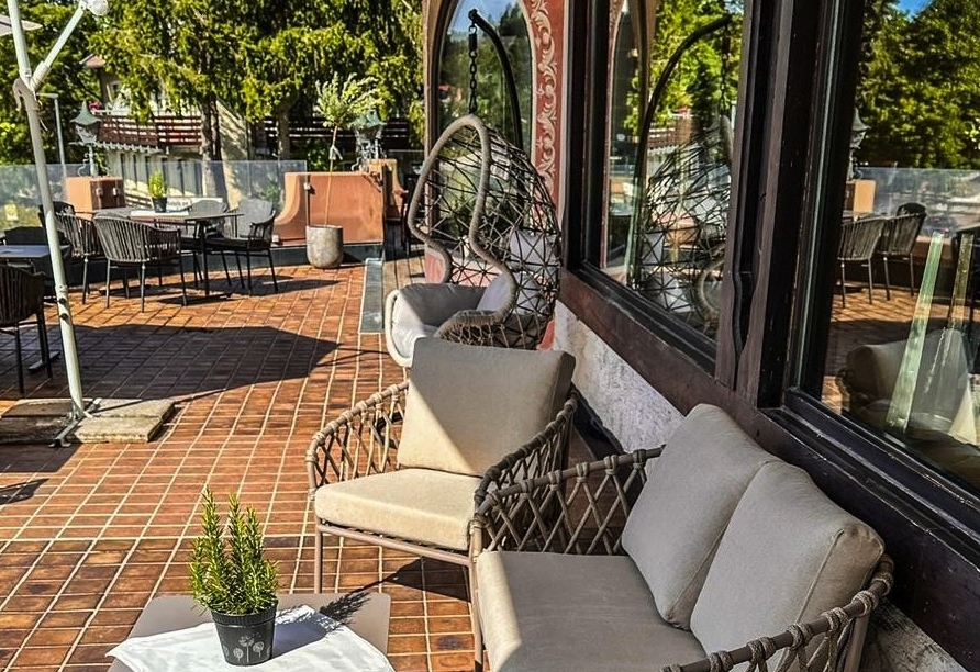 Lassen Sie sich auf der gemütlichen Terrasse nieder und genießen Sie Ihre Auszeit.