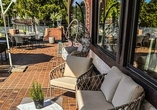 Lassen Sie sich auf der gemütlichen Terrasse nieder und genießen Sie Ihre Auszeit.