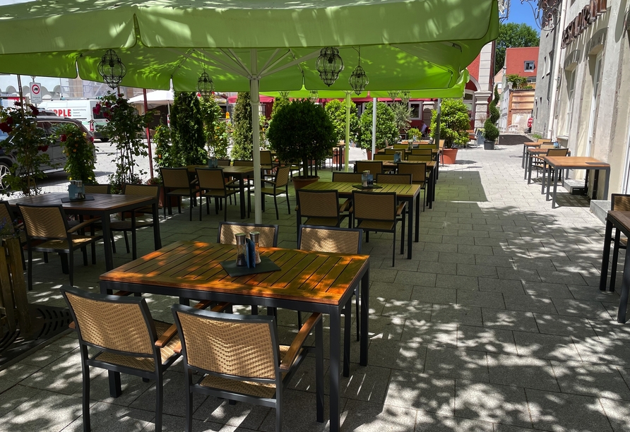 Die Terrasse des Hotels lädt zum Verweilen ein.