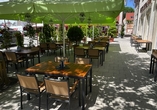 Die Terrasse des Hotels lädt zum Verweilen ein.