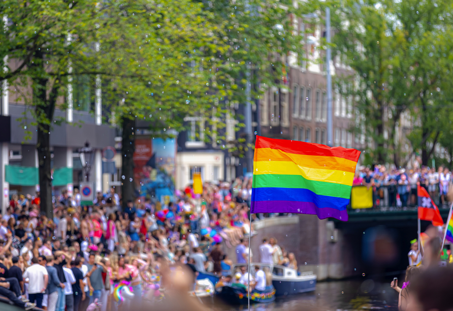 Die WorldPride wird in den Straßen und auf den Kanälen von Amsterdam gefeiert.