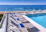 Genießen Sie die spanische Sonne und einen fantastischen Blick über das Meer auf der Dachterrasse des Hotels.