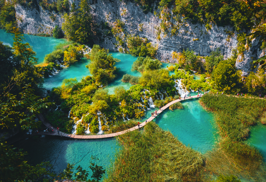 Im Nationalpark Plitvicer Seen erwartet Sie ein Naturschauspiel aus türkisblauen Seen und Wasserfällen.