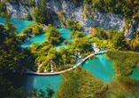Im Nationalpark Plitvicer Seen erwartet Sie ein Naturschauspiel aus türkisblauen Seen und Wasserfällen.