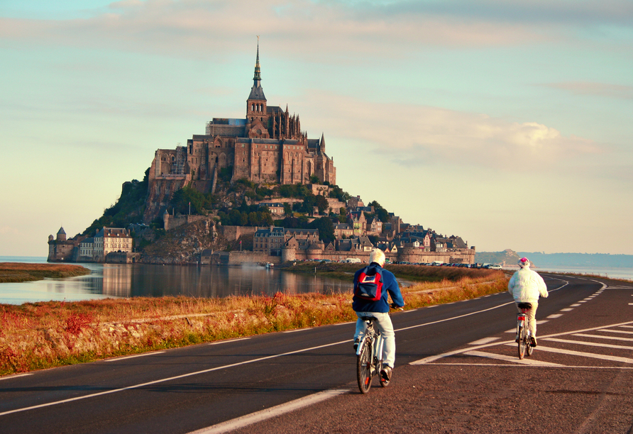 Besuchen Sie die berühmte Abtei Mont-Saint-Michel, die auf einer Insel vor der Küste der Normandie liegt.