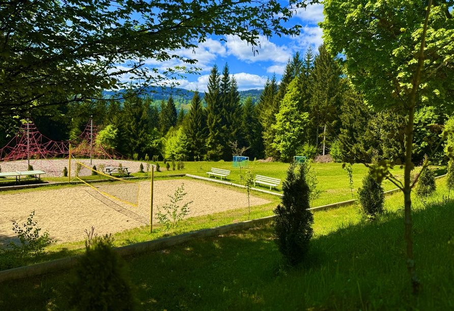 Um etwas Sport zu treiben können Sie das Volleyballfeld nutzen.
