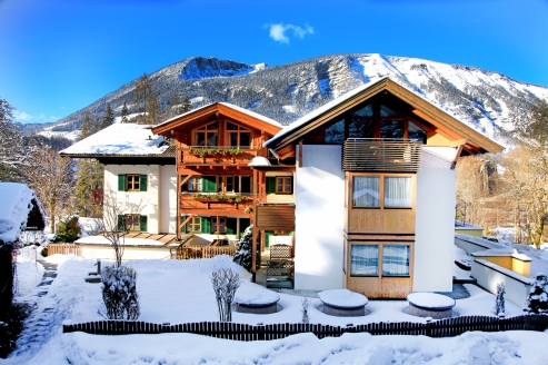 Außenansicht des Hotels im verschneiten Winter