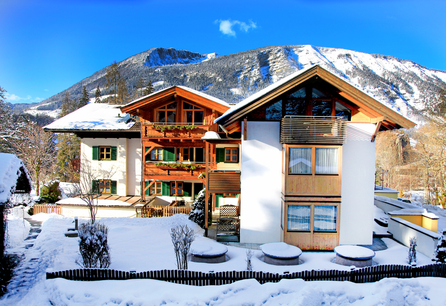 Außenansicht des Hotels im verschneiten Winter