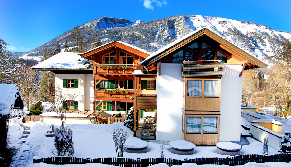 Außenansicht des Hotels im verschneiten Winter