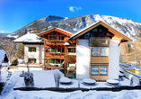 Außenansicht des Hotels im verschneiten Winter