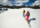 Entdecken Sie die traumhaft verschneite Landschaft auf Skiern.