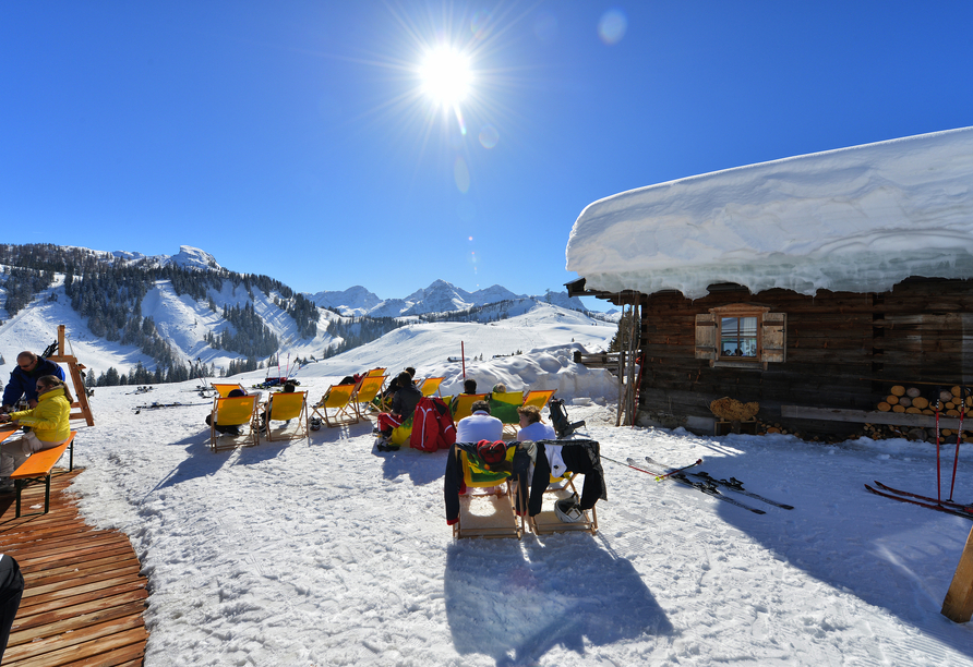 Entspannen Sie auf einer der Skihütten während die Sonnenstrahlen Ihr Gesicht erwärmen.