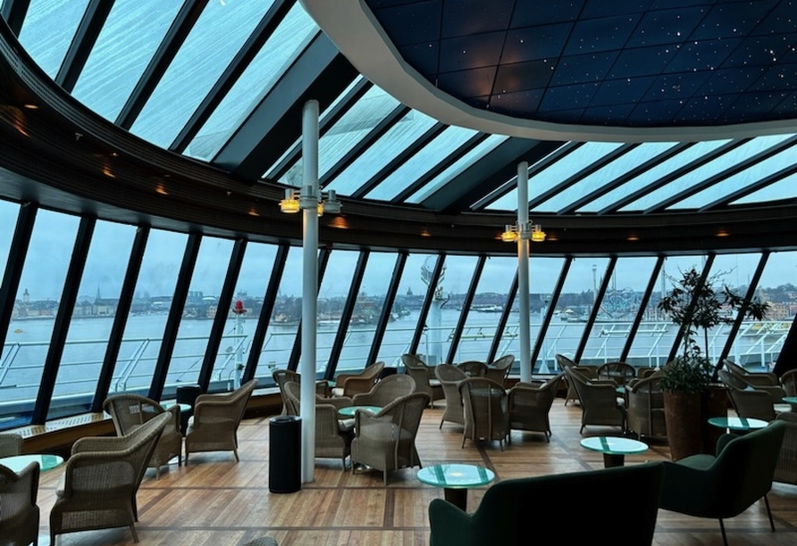 In der einladenden Bar der Fähre entspannen Sie bei traumhaftem Ausblick.