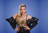 Ein besonderer Show-Act: Vivien Gold singt für Sie und feiert mit Ihnen an Bord.