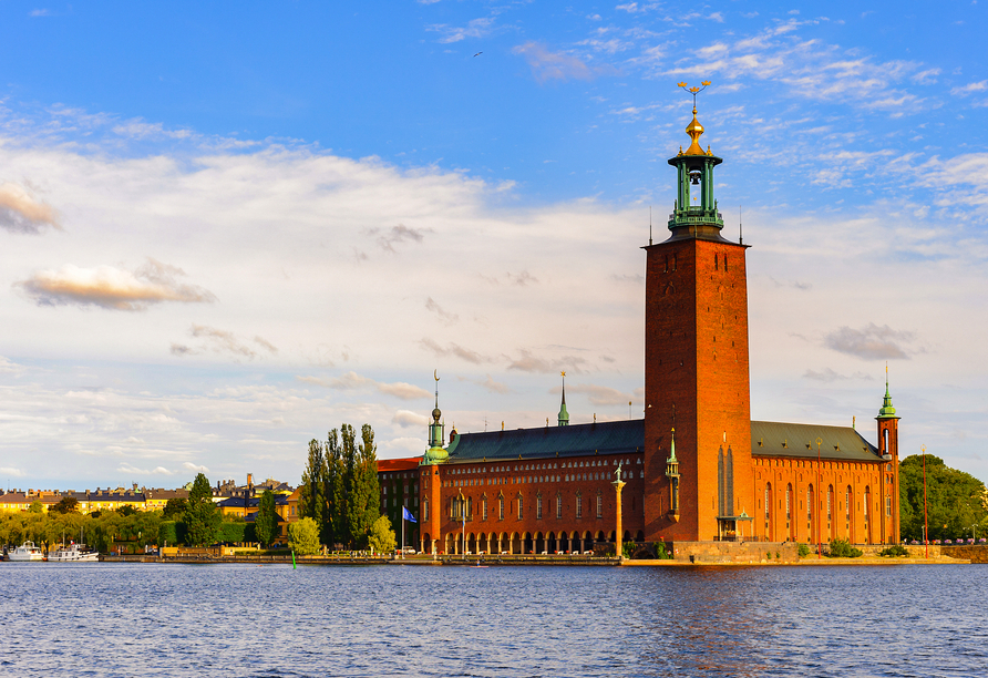 Besichtigen Sie optional das beeindruckende Stadshuset in Stockholm. Das Rathaus kombiniert nationale Romantik mit Einflüssen italienischer Paläste.