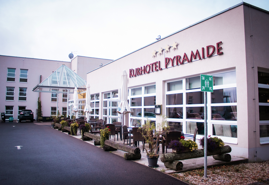 Außenansicht mit Terrasse des Kurhotels Pyramide Sibyllenbad