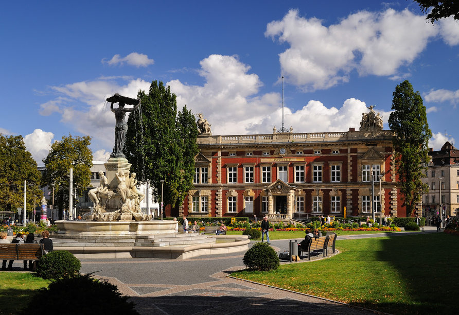 Der Postplatz mit dem historischen Postam und dem Brunnen mit der Muschelminna in Görlitz