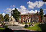 Der Postplatz mit dem historischen Postam und dem Brunnen mit der Muschelminna in Görlitz