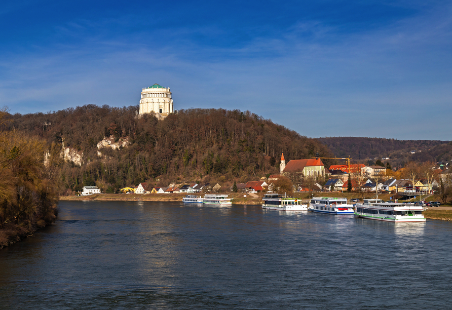 Blick über die Donau auf die Befreiungshalle in Kelheim