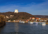 Blick über die Donau auf die Befreiungshalle in Kelheim