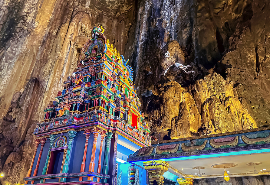 Entdecken Sie die spirituelle Welt im Inneren der Höhlen, wo der beeindruckende Tempel auf Sie wartet.