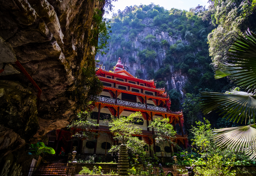 Entdecken Sie die einzigartige Verbindung von Natur und Buddhismus am Sam Poh Tong Höhlentempel. 