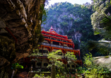 Entdecken Sie die einzigartige Verbindung von Natur und Buddhismus am Sam Poh Tong Höhlentempel. 
