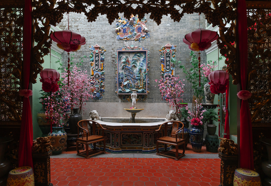 Entdecken Sie den unvergleichlichen Charme und die opulente Einrichtung des Pinang Peranakan Mansions.