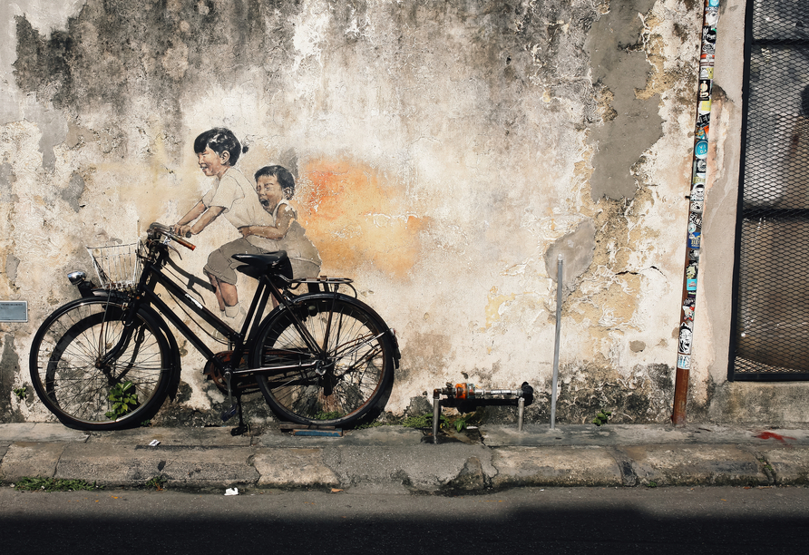 Schlendern Sie durch die Straßen und lassen Sie sich von der Street Art in Penang inspirieren. 