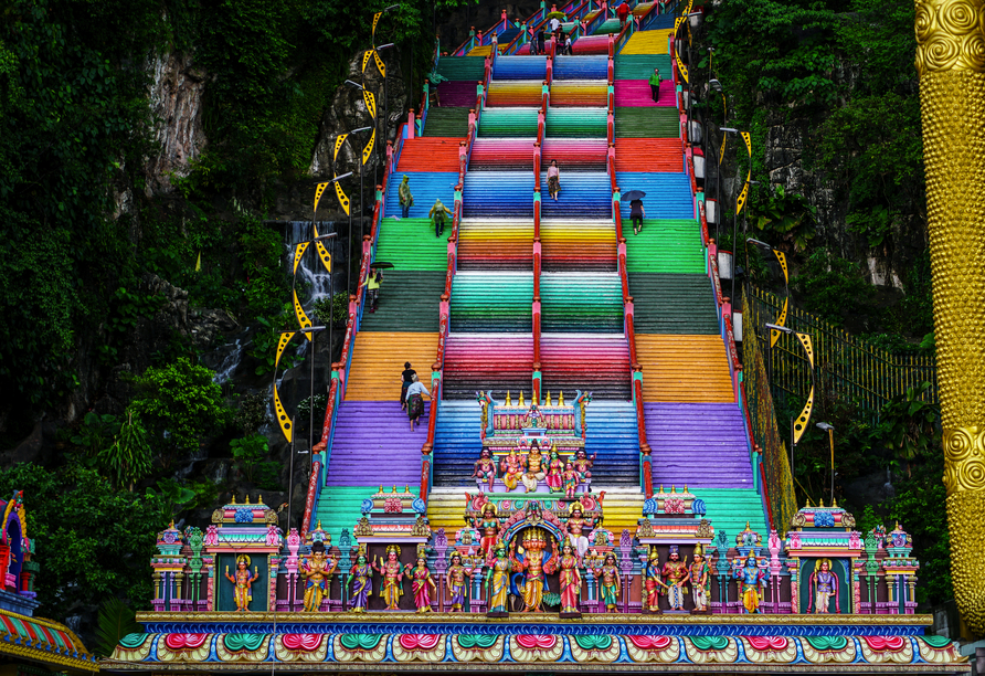Der farbenprächtige Aufstieg über die berühmten Stufen zu den Batu Caves ist ein unvergessliches Erlebnis.