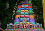 Der farbenprächtige Aufstieg über die berühmten Stufen zu den Batu Caves ist ein unvergessliches Erlebnis.