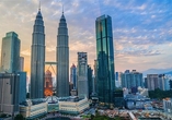 Erleben Sie die atemberaubende Architektur der ikonischen Petronas Twin Towers. 