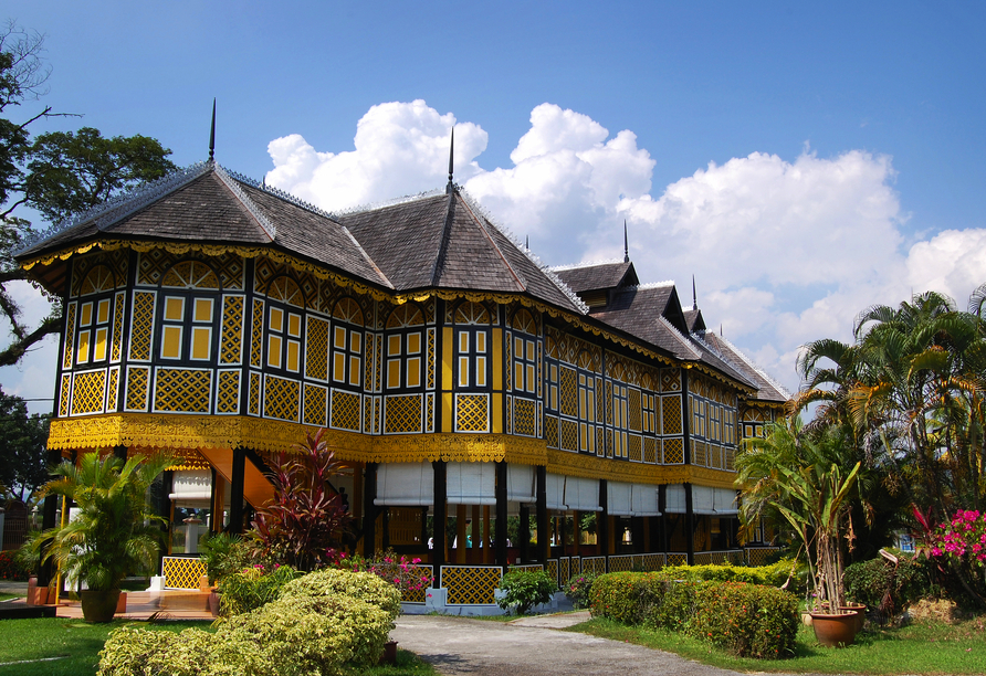 Das historische Istana Kenangan feiert mit seiner einzigartigen Holzarchitektur und Bauweise ohne Nägel die Handwerkskunst Malaysias. 
