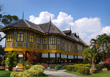 Das historische Istana Kenangan feiert mit seiner einzigartigen Holzarchitektur und Bauweise ohne Nägel die Handwerkskunst Malaysias. 