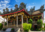 Treten Sie ein in eine Welt der Tradition und des kulturellen Erbes in einem der historischen Clan-Häuser von Penang.