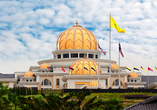 Freuen Sie sich auf einen Fotostopp am prachtvollen Königspalast in Kuala Lumpur. 