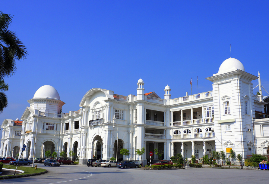 Das historische Gebäude des Alten Bahnhofs in Ipoh versprüht den Charme vergangener Zeiten.