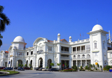 Das historische Gebäude des Alten Bahnhofs in Ipoh versprüht den Charme vergangener Zeiten.