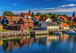 Erleben Sie in Lickershamn die sommerliche Küstenlandschaft Gotlands mit beeindruckenden Felsformationen und weitem Meerblick.
