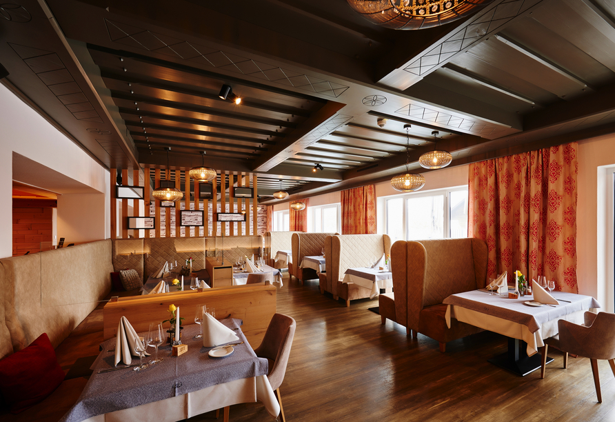 Im Restaurant werden exquisite Speisen serviert.