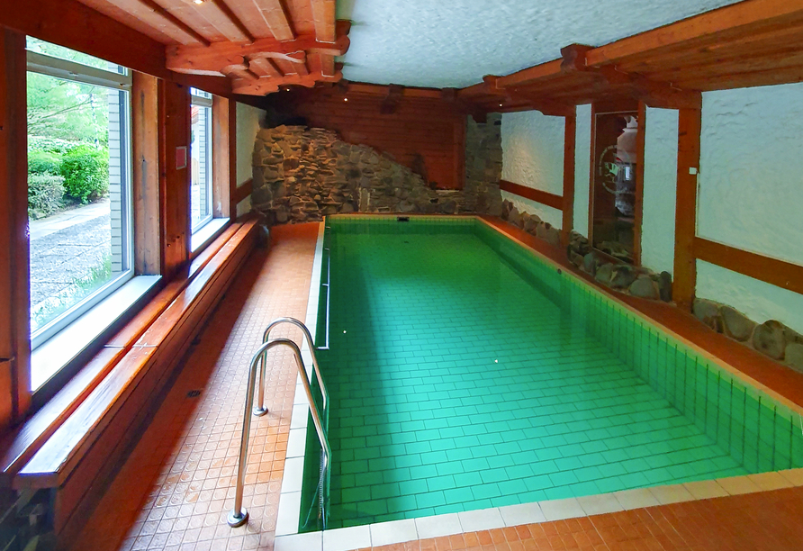Ziehen Sie ein paar Bahnen im hoteleigenen Hallenbad.