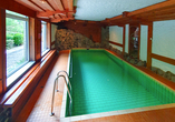Ziehen Sie ein paar Bahnen im hoteleigenen Hallenbad.