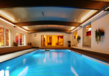 Im Hallenbad des Hotels können Sie ein paar Runden drehen.