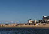 Schlendern Sie entlang des weißen Sandstrands der Insel.