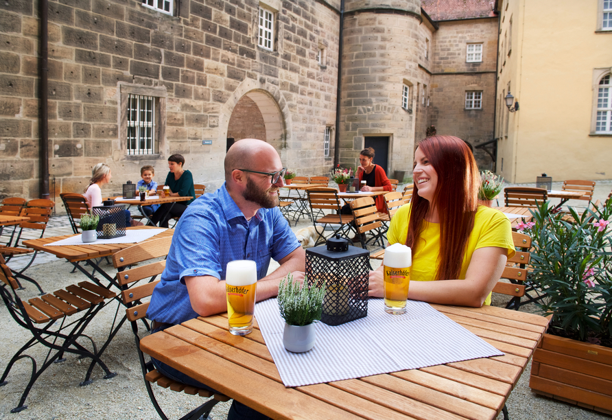 Genießen Sie auf der Terrasse ein erfrischendes Getränk.