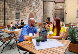 Genießen Sie auf der Terrasse ein erfrischendes Getränk.